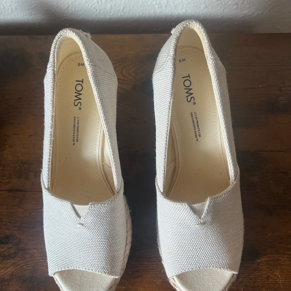 TOMS Women's Tan Espadrille Peep Toe Shoes